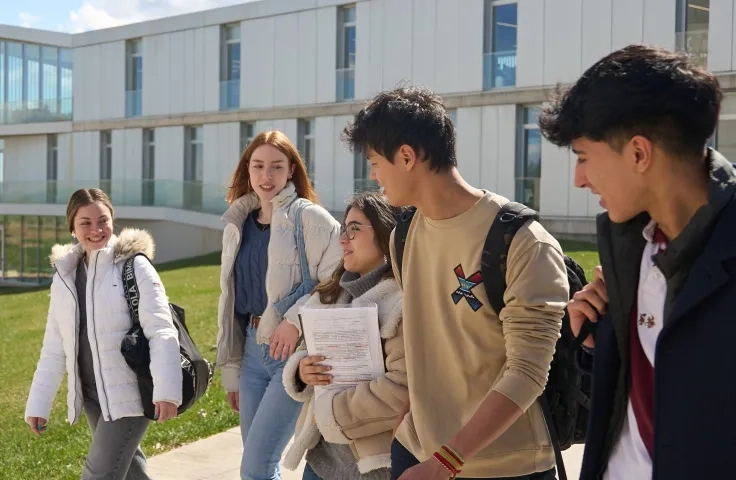 Por el ambiente universitario