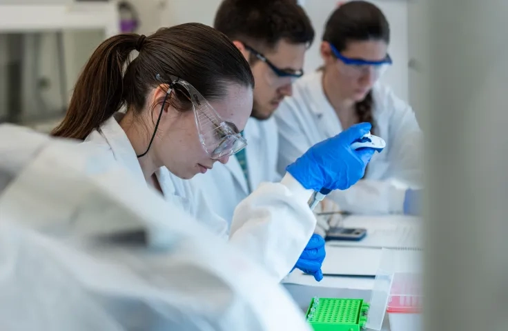LABORATORIOS DE BIOLOGÍA, QUÍMICA E INVESTIGACIÓN