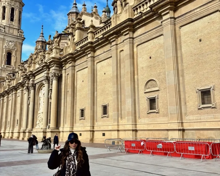 Vine a Zaragoza para hacer un Erasmus en la USJ y vivir una experiencia nueva fuera de mi país. Mi nivel de español ha cambiado mucho desde que llegué, antes entendía poco y me daba miedo hablar. Ahora puedo comunicarme con naturalidad y sentirme más segura. Recomendaría los cursos de español de la USJ porque no solo aprendes gramática, sino que aprendes a vivir el idioma de verdad.
