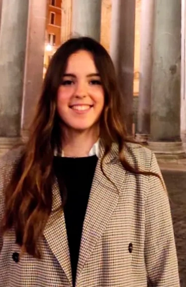 En cuanto a mi estancia Erasmus, estoy muy contenta de haberme decidido a participar en esta experiencia. Estoy viviendo en una de las ciudades más bonitas del mundo, que es Roma, y por ello me siento muy afortunada. Es un privilegio poder pasear y visitar los lugares icónicos de la ciudad. Para una estudiante de arquitectura como yo, puedo decir que estoy descubriendo, una ciudad maravillosa que causa impresión a cada paso que das.