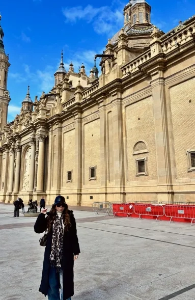 Vine a Zaragoza para hacer un Erasmus en la USJ y vivir una experiencia nueva fuera de mi país. Mi nivel de español ha cambiado mucho desde que llegué, antes entendía poco y me daba miedo hablar. Ahora puedo comunicarme con naturalidad y sentirme más segura. Recomendaría los cursos de español de la USJ porque no solo aprendes gramática, sino que aprendes a vivir el idioma de verdad.