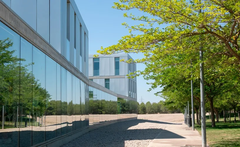 DESCUBRE LAS INSTALACIONES DE LA ESCUELA DE ARQUITECTURA Y TECNOLOGÍA